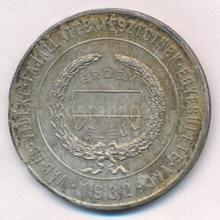 1932. 'Vác és Vidéke Fajállattenyésztőinek Egyesülete Vác / Érdem Jeléül' ezüstözött bronz emlékérem (50mm) T:2-patina, peremen anyaghiány