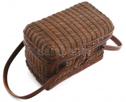 Fonott füles piknikkosár, kopott, sérült, 24x15x16cm