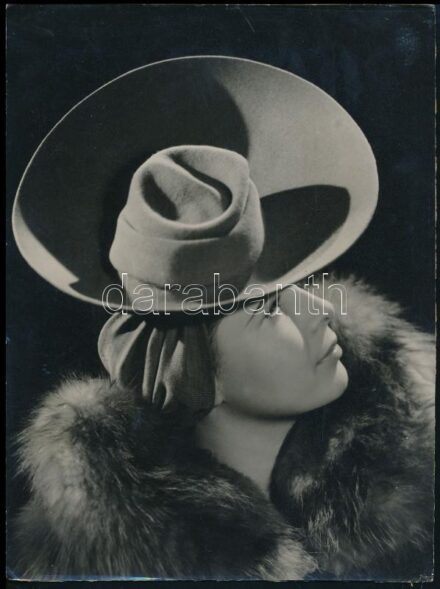 cca 1930 Kalapos hölgy portréja, kartonra ragasztott fotó Várkonyi budapesti stúdiójából, 23,5×17,5 cm