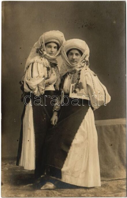1912 Erdélyi népviselet. Emil Fischer Hoffotograf Nagyszeben-Hermannstadt / Transylvanian folklore, photo