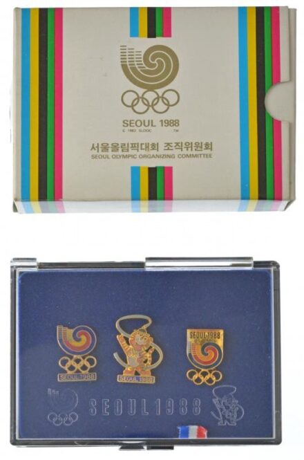 Dél-Korea 1988. 'Szöul 1988' 3db klf aranyozott, zománcozott fém jelvény szettben, eredeti tokban és papírdobozban T:1 South Korea 1988. 'Seoul 1988' 3xdiff pcs of gilt, enamelled metal badges in set, in original plastic and paper case C:UNC