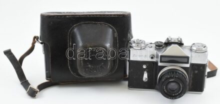 cca 1980 Zenit-E szovjet fényképezőgép, Industar-50-2 3,5/50 objektívvel, sapkával, a moszkvai olimpia logójával ellátva, eredeti bőr tokjában / Zenit-E vintage USSR 35mm camera, with the logo of the 1980 Moscow Olympics, in original