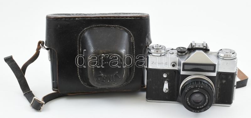cca 1980 Zenit-E szovjet fényképezőgép, Industar-50-2 3,5/50 objektívvel, sapkával, a moszkvai olimpia logójával ellátva, eredeti bőr tokjában / Zenit-E vintage USSR 35mm camera, with the logo of the 1980 Moscow Olympics, in original