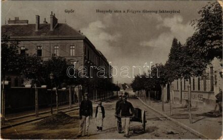 1908 Győr, Hunyady utca a Frigyes főherceg laktanyával, K.u.K. katonák. W.L. 2068. (EB)