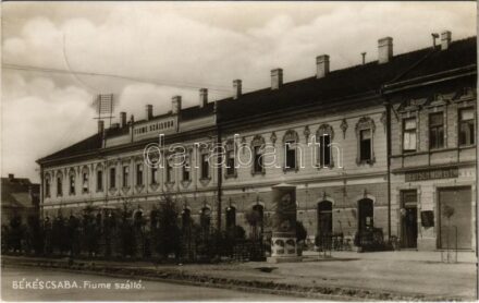 1928 Békéscsaba, Hotel Fiume szálloda, Deutsch Mór és Társa üzlete, hirdetőoszlop Schicht szappan reklámplakáttal