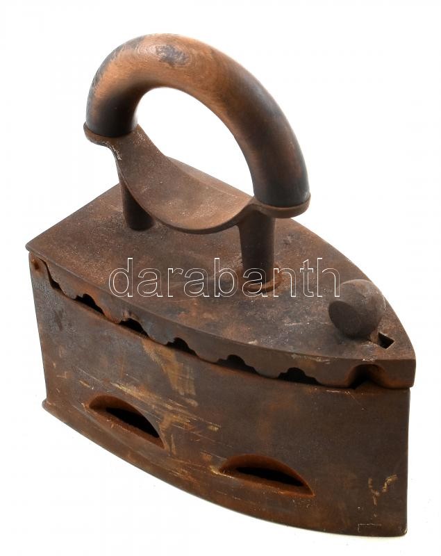 Régi öntöttvas faszenes vasaló, fa fogóval, fekete festékkel festett, sérült, rozsdafoltos, 20x10x23 cm