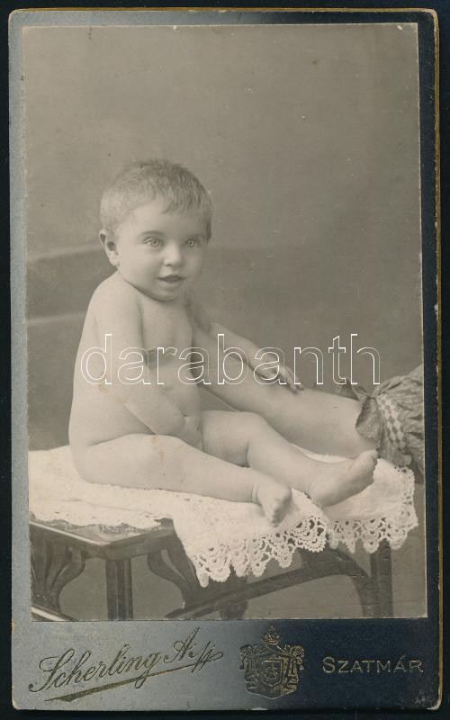 cca 1900 Babaportré, keményhátú fotó Scherling Antal szatmári műterméből, 10,5×6,5 cm