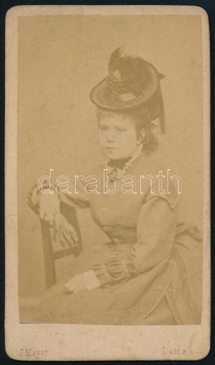 cca 1870 Elegáns hölgy portréja, keményhátú fotó Mayer dettai műterméből, 10,5×6 cm