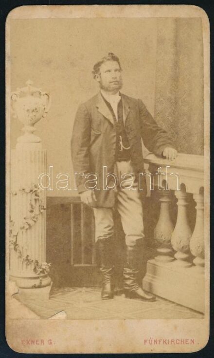 cca 1870 Férfiportré, keményhátú fotó Exner pécsi műterméből, hátoldalon a műterem képével, sérült, 10,5×6 cm