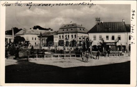 1941 Dés, Dej; Piactér a bevonulás idejéről, horogkeresztes zászló, magyar címer és zászlók, Gyógyszertár / entry of the Hungarian troops, market square with Hungarian flags and coat of arms, swastika flag, pharmacy