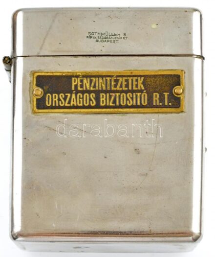 DN 'Pénzintézetek Országos Biztosító R.T.' fém persely lezárva, kulcs nélkül, 'Rothmüller S. Fém és Bádogárugyár R.T. Budapest' gyártói jelzéssel, használt állapotban