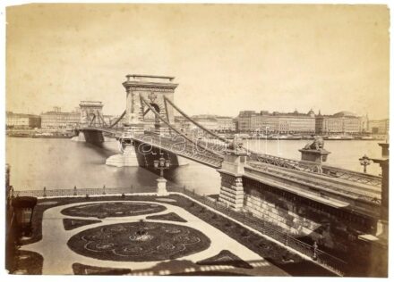 cca 1880 Klösz György Budapest A Lánchíddal. nagy méretű keményhátú fotó, paszpartuban. Képméret 22x16 cm