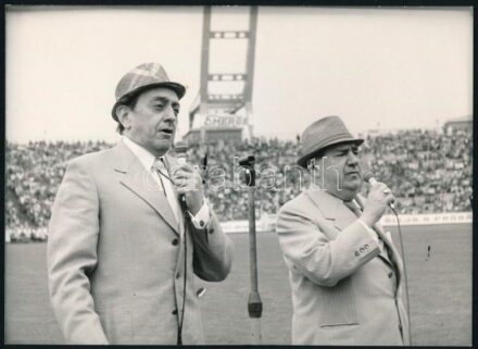 cca 1975 Hacsek és Sajó (Kibédi Ervin, Hlatky László) a Népstadionban, egy színész-újságíró rangadó (SZÚR) szünetében, fotó szép állapotban, 13×18 cm