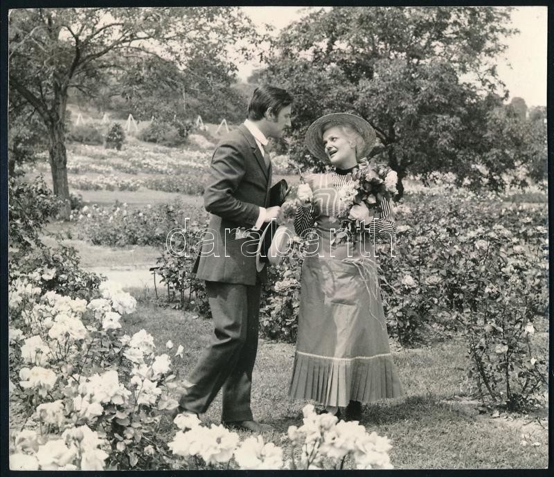1970 A Hatholdas Rózsakert című film egy jelenete Tolnay Klárival és Tahi Tóth Lászlóval, Rajnógel Imre hátoldalt pecséttel jelzett fotója, 11,5×13,5 cm
