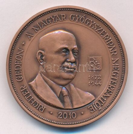 Szabó Imrefia Béla / Szabó Géza 2010. 'Richter Gedeon a magyar gyógyszeripar megteremtője / Tisztelet az elődöknek - MÉE Gyöngyösi Csoport' kétoldalas bronz emlékérem (42,5mm) T:1
