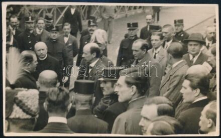 1922 Gömbös Gyula (1886-1936) választási körúton Egerben Bethlen Istvánnal, Jelfy Gyula hátoldalt pecsételt és saját kézzel feliratozott fotója, Petró Kálmán országgyűlési képviselő saját kezű írásával, jó állapotban,