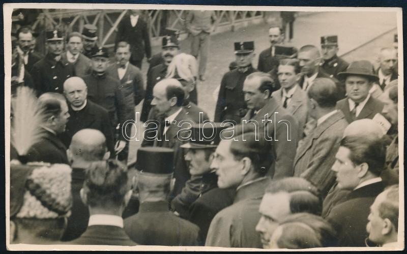 1922 Gömbös Gyula (1886-1936) választási körúton Egerben Bethlen Istvánnal, Jelfy Gyula hátoldalt pecsételt és saját kézzel feliratozott fotója, Petró Kálmán országgyűlési képviselő saját kezű írásával, jó állapotban,