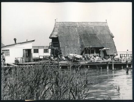1971 Nyaralók egy Fertő-tavi cölöpháznál, Hadas János hátoldalt feliratozott fotója, szép állapotban, 9×12 cm