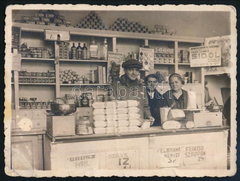 cca 1925 Egy vegyesbolt belsejében a kirakott árucikkekkel, fotó saroknál javítva, 8,5×11,5 cm