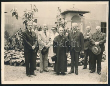 1938 A budapesti Nemzetközi Eucharisztikus Kongresszus szervező bizottsága: Huszár Károly volt miniszterelnök, Mihalovics Zsigmond, Bangha Béla, Zsembery István többek között, Ambrus Teri fotó, szép állapotban, 9×11 cm