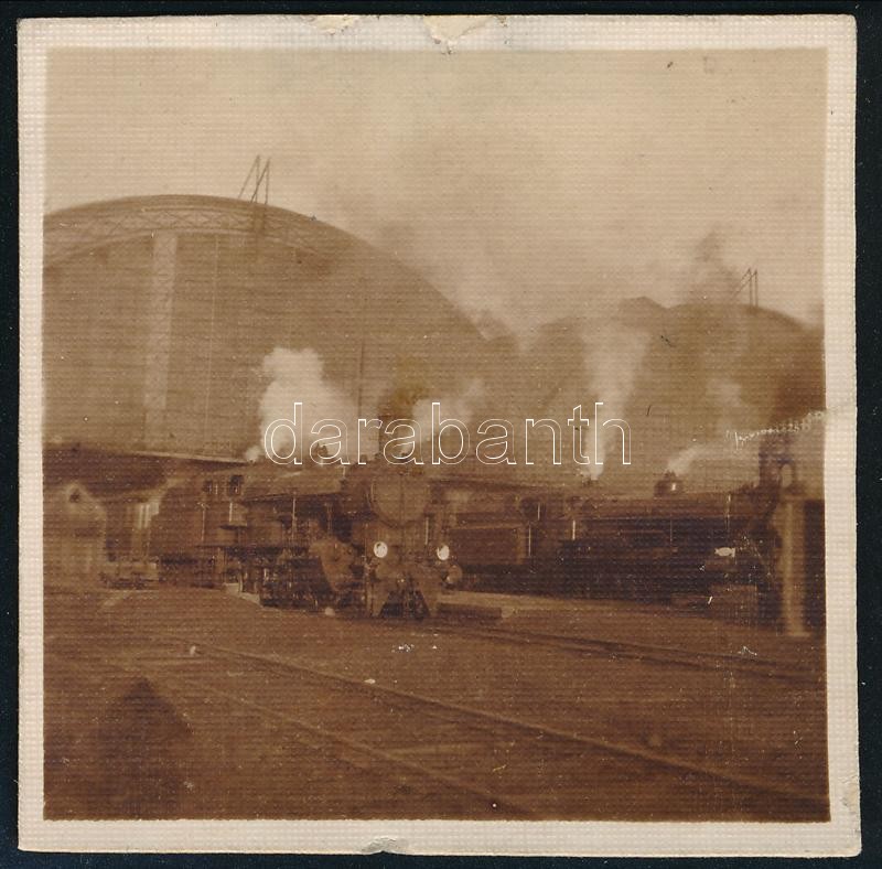 cca 1916 A lembergi (Lvov / Lviv) pályaudvar az első világháború idején, hátoldalon feliratozott fotó, 5,5×5,5 cm