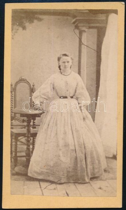 cca 1875 Fiatal lány vizitkártya Beszédes Sándor esztergomi műterméből.