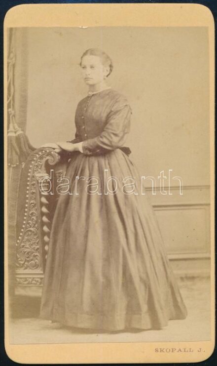 cca 1875 Fiatal lány vizitkártya Skopall József M. Óvár. műterméből