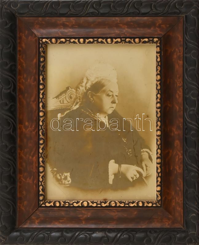 cca 1895 Viktória brit királynő (1819-1901), keményhátú fotó, üvegezett fakeretben. 22,5x16 cm / Victoria Queen of the United Kingdom of Great Britain and Ireland.