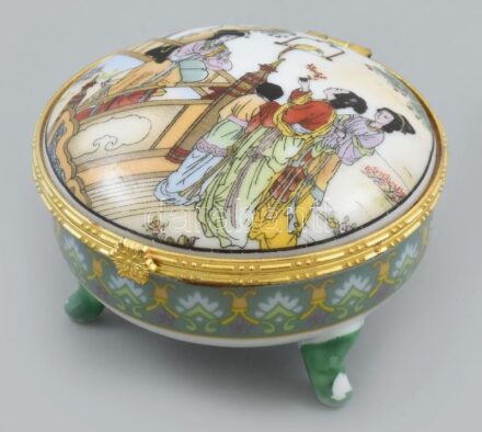 Kínai porcelán bonboniere lábakon matricás jelzett 8cm