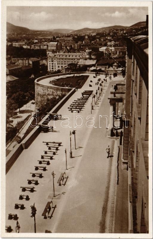 Budapest I. Hadimúzeum az egykori ágyúkkal, háttérben a Postapalota