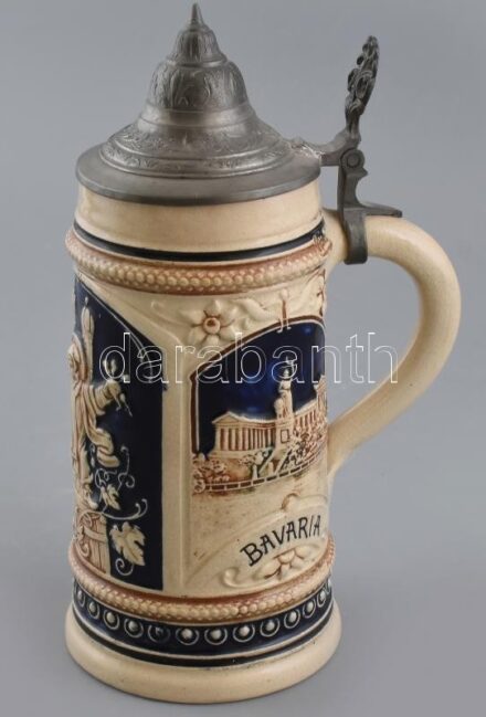 Bavaria sörtöskorsó, kerámia, fém fedéllel, jelzés nélkül, Hofbräuhaus am Platzl mücheni söröző relief dísszel, kopásnyomokkal, m: 22 cm