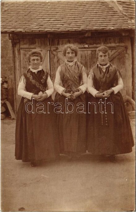 Erdélyi népviselet / Transylvanian folklore. photo