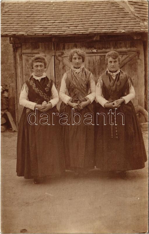 Erdélyi népviselet / Transylvanian folklore. photo