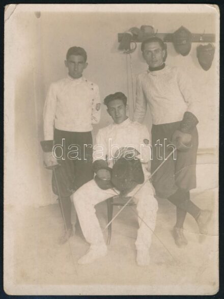 1928 Vívók, hátoldalon datált fotó, felületén törésnyomok, 12×9 cm