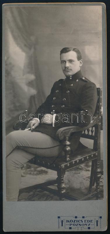 cca 1910 Katonaportré, keményhátú fotó Kozics Ede pozsonyi műterméből, 22×10 cm