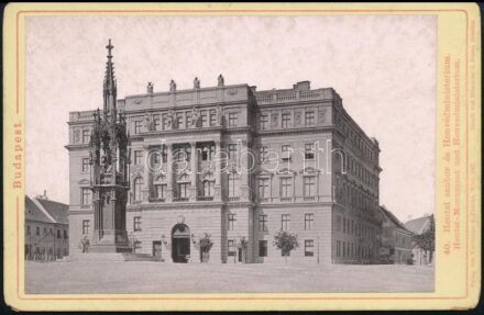 1887 Budapest, Hentzi-szobor és a honvédelmi minisztérium, keményhátú fotó, 11×16,5 cm