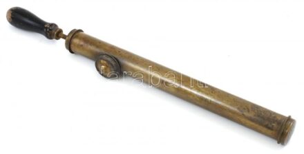 Régi réz kerti permetező, fa fogóval, korának megfelelő, kopottas állapotban, h: 52 cm