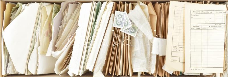 Több ezer magyar okmánybélyeg többletpéldányokban borítékokba, hosszú dobozban