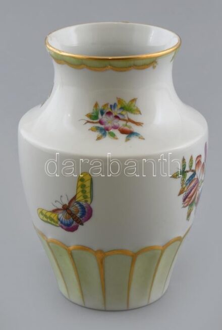 Herendi Viktória mintás váza. Kézzel festett, jelzett, sérült. 16 cm