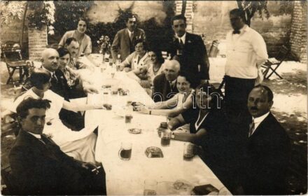 1933 Budapest X. Kőbánya, Dózsa Mihály féle vendéglő, Maglódi úti elemi fiúiskola tantestületének csoportképe. photo (fl)