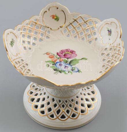 Herendi tertia kínálótál, kézzel festett porcelán, jelzett, kopott. m: 14 cm