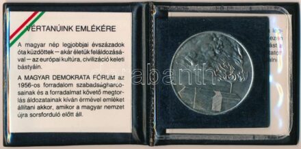 Csíkszentmihályi Róbert (1940-2021) 1989. '1956 Vértanúink Emlékére - A Magyar Demokrata Fórum 1989' kétoldalas alpakka emlékérem, eredeti műbőr tokban, tanúsítvánnyal (42,5mm) T:1 az érmet tartó műanyag középen eltört