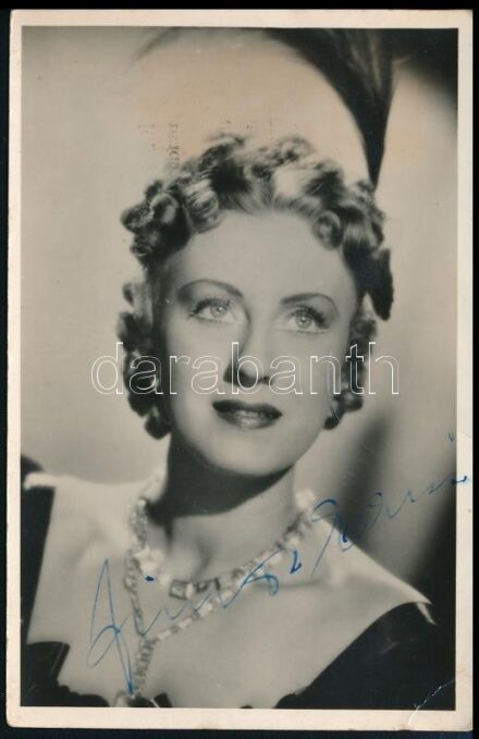 Simor Erzsi (1913-1977) a Gyurkovics fiúk c. filmben, fotó, rajta a színésznő autográf aláírásával, hátoldalán ragasztónyomokkal, 14x9 cm