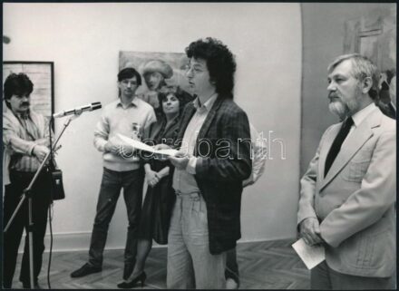 Esterházy Péter író fotókiállítást nyit meg Székesfehérváron 1986-ban fotó 18x12 cm