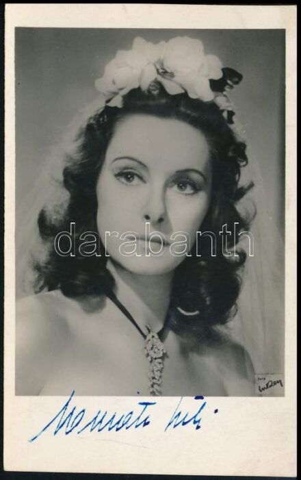 Muráti Lili (1911-2003) színésznő, írónő autográf aláírása őt ábrázoló fotólapon, a kép Inkey Tibor (1908-1998) fényképész, fotóművész felvétele, 13,5x8,5 cm
