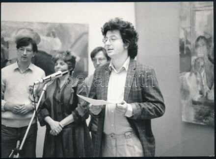 Esterházy Péter író fotókiállítást nyit meg Székesfehérváron 1986-ban fotó 18x12 cm