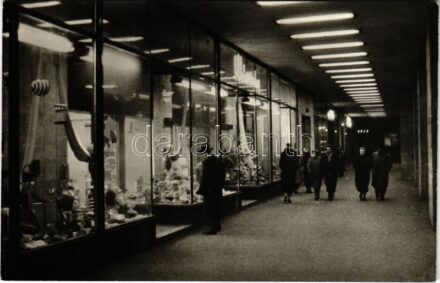 Budapest VII. Rákóczi úti árkádok, üzlet. Képzőművészeti Alap