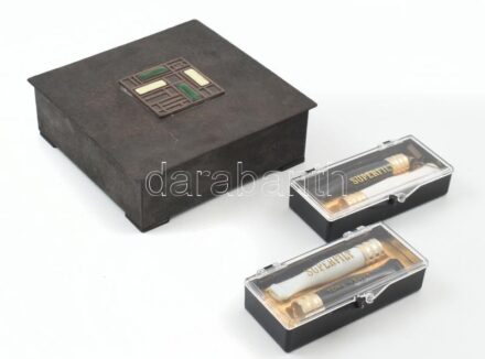 Iparművész réz doboz fa betéttel, benne 2 pár Superfilt szipka, 10,5x10,5 cm