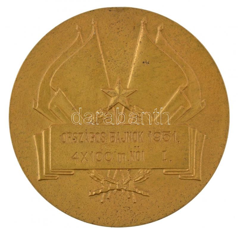 1951. 'Országos bajnok 1951. - 4x100 m női I.' kétoldalas, aranyozott Br díjérem eredeti tokban. Ebben az évben Egri Lenke, Rákhely Gyuláné, Bartha Lászlóné, Gyartmati Olga nyerték a magyar bajnoki címet ebben a versenyszámban.