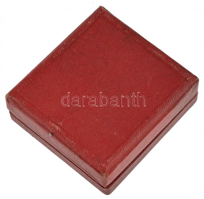 1951. 'Országos bajnok 1951. - 4x100 m női I.' kétoldalas, aranyozott Br díjérem eredeti tokban. Ebben az évben Egri Lenke, Rákhely Gyuláné, Bartha Lászlóné, Gyartmati Olga nyerték a magyar bajnoki címet ebben a versenyszámban. - Image 3